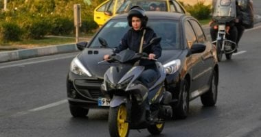 الإيرانيات يكسرن الحواجز بقيادة الدراجات النارية.. فيديو