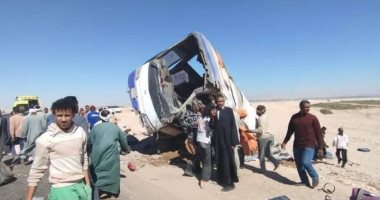 شاهد آثار حادث انقلاب أتوبيس رحلات على الصحراوى الغربى جنوب إسنا