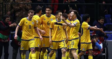 لاعبو منتخب كازاخستان يحتفلون بالهدف