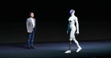 شركة صينية تقطع روبوتها البشرى على المسرح لإثبات عدم وجود إنسان داخله