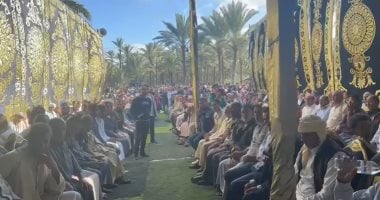 تفاصيل صلح عائلتى أبو زيد وأبو ناصر فى كفر الشيخ.. دموع وأحضان تنهى الخصومة بعد تقديم الكفن.. ورئيس لجنة التحكيم: لم يك صلح بل عرس اجتماعى.. وأهل المجنى عليه يقبلون الدية ويتلقون العزاء وسط حضور الآلاف