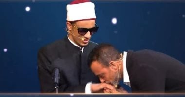 قبّل يده فرحًا به.. مصطفى حسني يترك مقعده ليشكر المتسابق محمد أحمد حسن