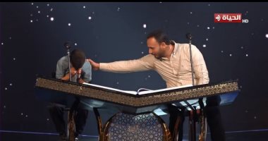 أخلاق أهل القرآن.. متسابق فائز يواسى الخاسر بدولة التلاوة