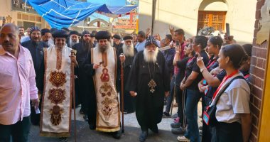 البهجة والفرحة ترسم ملامح ختام إحتفالات المولد السنوي لدير مارجرجس بجبل الرزيقات غرب الأقصر.. اللجنة البابوية بالدير تشارك في الصلوات والعظات الختامية.. وتورتة 5 أمتار هدية لضيوف الاحتفالية.. صور