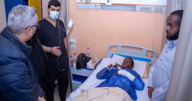 محافظ أسوان يطمئن على مصابى حادث أتوبيس إسنا.. تماثل 19 طفلاً للشفاء