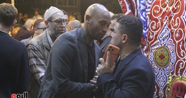 شيكابالا والفنان أحمد فهمى ونقيب الموسيقيين يحضرون عزاء محمد صبرى.. صور 