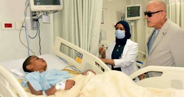 محافظ الأقصر يزور الأطفال المصابين بحادث الأتوبيس ويصرف مساعدات لأسرهم.. صور