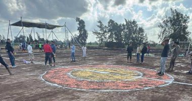 إرادة شباب.. ملعب بمركز شباب يتحول لبركة مياه بسبب هطول الأمطار فى كفر الشيخ.. شباب قرية الزينى أصلحوه بنشارة الخشب الملون لإقامة مباراة دورة رياضية بمشاركة 30 فريقًا.. والصورة تحولت من القبح للجمال.. صور