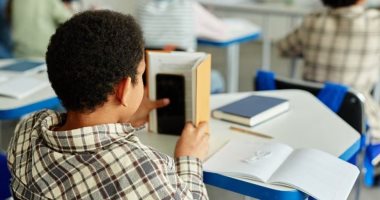 أب يستدعي الشرطة اعتراضا على قرار منع استخدام الهواتف المحمولة بالمدرسة