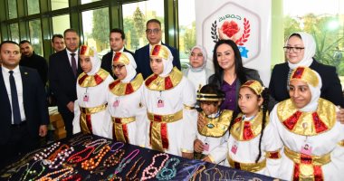 وزيرة التضامن تشترى كل منتجات الأطفال ذوى البصيرة بمعرض الحرف اليدوية.. فيديو