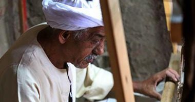 واجهة قنا فى معارض التراث.. عم أحمد سليمان 52 عاما فى اتقان النول الفرعونى