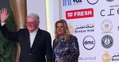 حسين فهمي وزوجته من عرض فيلم "المهاجر" بمهرجان القاهرة.. فيديو