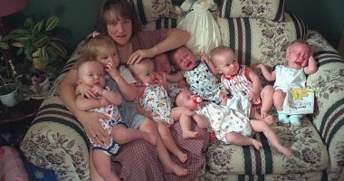 مسلسل كارثة طبيعية.. بوبى وكينى أمريكيان أنجبا 7 توائم يحتفلون بعامهم الـ28