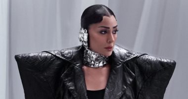 غادة عبد الرازق تشعل السوشيال بجلسة تصوير.. تعرف على موضة الأكتاف الكبيرة