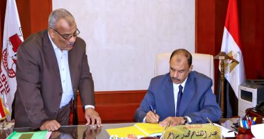 محافظ سوهاج يوقع القرار 