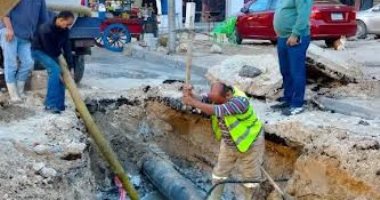 إصلاح كسر بماسورة مياه بقطر 12 بوصة بطريق الإسكندرية مطروح