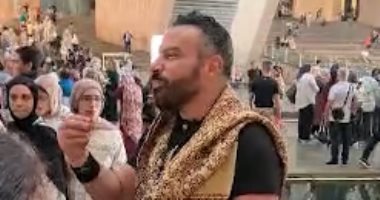 محمد خميس يبهر زوار المتحف المصرى الكبير بشرح تاريخ رمسيس الثانى.. فيديو 
