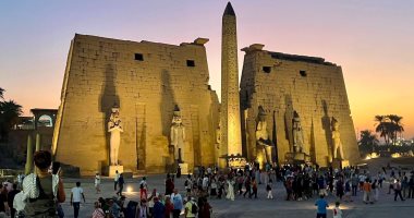 مشاهد ساحرة للإضاءة الليلية فى معبد الأقصر تبهج قلوب السائحين