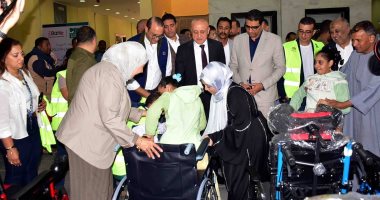 محافظ الأقصر يشهد الكشف على 450 حالة بقافلة قادرون باختلاف الطبية.. صور