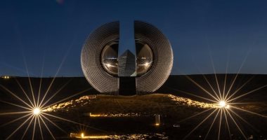 “الأبد هو الآن” يضيء أهرامات الجيزة بليلة عالمية تجمع رموز الفن والثقافة