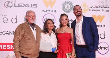 مريم الخشت وزوجها ووالداها على ريد كاربت فيلم بنات الباشا فى مهرجان القاهرة