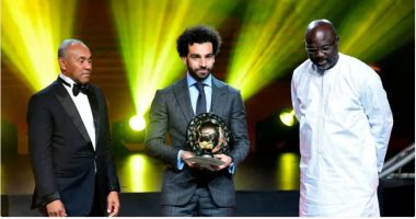 محمد صلاح يحمل جائزة أفضل لاعب في أفريقيا