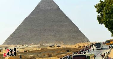 طوابير الحافلات أمام الهرم الأكبر.. هضبة الأهرامات