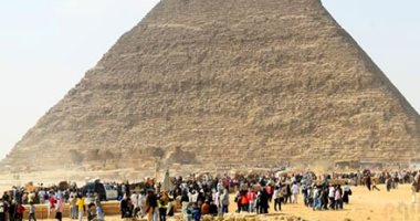 زحام سياحي أمام الهرم الأكبر.. مشهد حي لعودة الحركة على هضبة الأهرامات