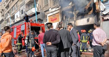 فريق من النيابة يعاين موقع حريق أكشاك بجوار نقابة المحامين بالإسكندرية.. صور