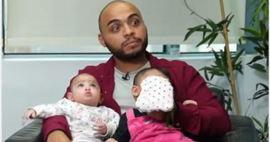 نسيت بنت من الـ 4 فى الشقة ونزلت.. والد التوائم الأربعة يكشف اغرب موقف مع زوجته