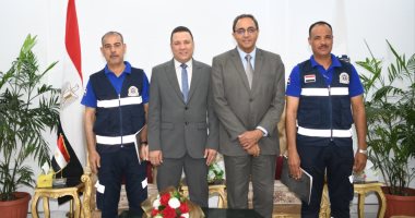 محافظ قنا يكرم مسعفا وسائقا أعادا 115 ألف جنيه وهاتف لصاحبهما 
