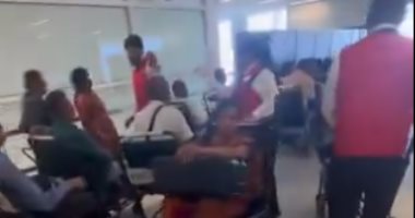 الكراسى المتحركة تهيمن على المطارات بين الهند وبريطانيا وأمريكا.. تعرف على السبب