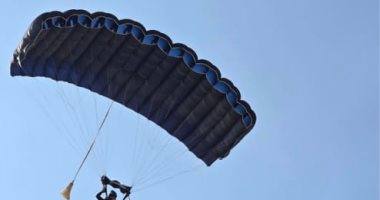 انطلاق المهرجان الدولى للباراموتور والقفز بالمظلات من أهرامات الجيزة