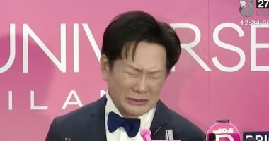 لحظة بكاء واعتذار رئيس مسابقة ملكة جمال الكون عن وصفه لمتسابقة بـ الغبية