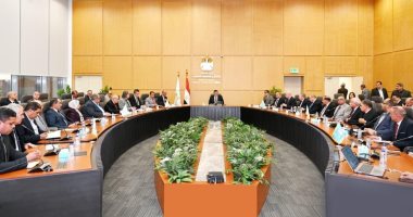 وزير الإسكان يعقد اجتماعا مع رئيس الشركة القابضة للمياه ورؤساء الشركات التابعة 