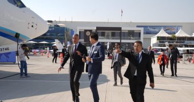 رئيس القابضة لمصر للطيران في زيارة تفقدية لطائرة Boeing 777X fمعرض دبي للطيران 2025