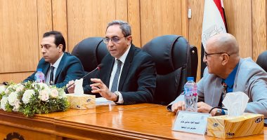 محافظ قنا يلتقي رؤساء المدن والقرى استعدادًا لعقد جلسات التشاور المجتمعي