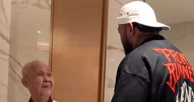 91 سنة وبيشتغل 12 ساعة يوميا.. حكاية عجوز سنغافورى.. فيديو