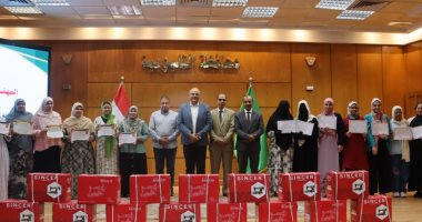 محافظ القليوبية يُهدى ماكينات خياطة لـ15 متدربة من أوائل خريجات دورات مهنة الخياطة