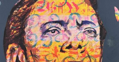 نجوم الفن والغناء فى لوحات معرض وجوه مألوفة 