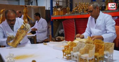 من النحت إلى التذهيب.. كواليس ومراحل صناعة الدعوة الرسمية لافتتاح المتحف المصرى الكبير فى مصنع كنوز مصر بأيادي فنانين مصريين.. هانى بدر: أردنا دعوة تليق بعظمة مصر فكانت نسخة مصغّرة من تابوت توت عنخ آمون.. فيديو