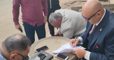 نقل مكتبه للشارع.. رئيس حى شرق شبرا الخيمة يتلقى شكاوى المواطنين بشوارع الحى