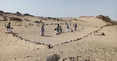 كيف يصلى رعاة الإبل والأغنام والمنقبين عن الذهب فى الصحراء الشرقية؟.. حددوا أماكن وسموها مساجد الخلا.. حسبوا قبلتها بالنجوم ومعرفة اتجاه القبلة.. وأصبحت من بعد علامات روحانية فى قلب الأودية الجبلية.. صور