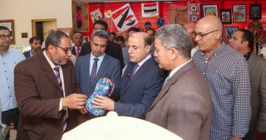 محافظ كفر الشيخ يتفقد معرض الأنشطة المدرسية لتعزيز مهارات الطلاب