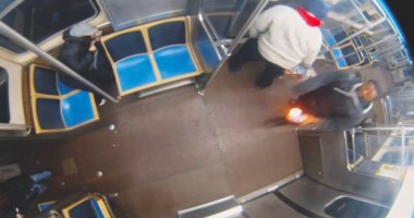 اتهام رجل في شيكاغو بإشعال النار في امرأة داخل قطار اتهام رجل في شيكاغو بإشعال النار في امرأة داخل قطار