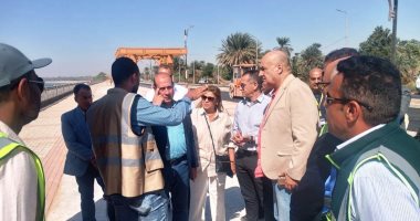 رئيس الجهاز المركزى للتعمير يتفقد مشروعات الطرق والمحاور بأسوان