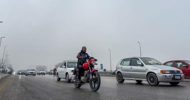 شبورة كثيفة وانعدام الرؤية أمام حركة السيارات على طرق القاهرة والجيزة