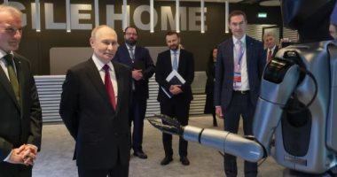 روبوت روسى مزود بالذكاء الاصطناعي يقدم عرضا راقصا أمام الرئيس الروسى.. فيديو