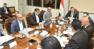 وزير الإسكان يتابع مشروعات المرافق والكهرباء بالمناطق الصناعية بعدد من المدن الجديدة