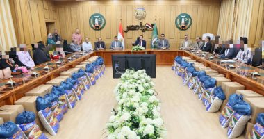 محافظ المنوفية يسلم مساعدات مالية وعينية لأكثر من 50 حالة إنسانية 